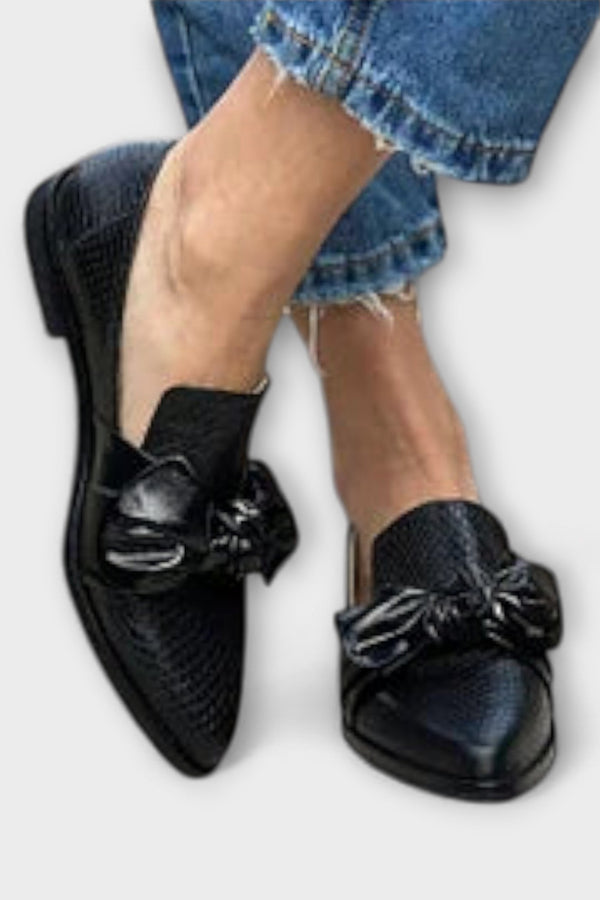 Zinnia – Mocasines Negros con Estampado de Piel de Serpiente y Detalle de Lazo