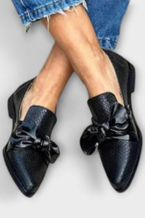 Zinnia – Mocasines Negros con Estampado de Piel de Serpiente y Detalle de Lazo