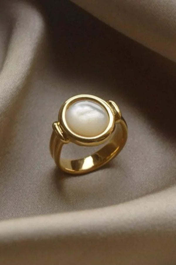 Anillo elegante de perlas