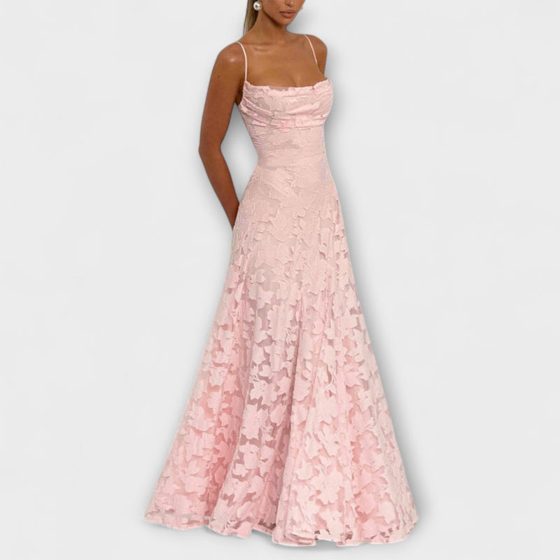Kairi - Elegante vestido maxi de encaje floral blanco con tirantes de espagueti