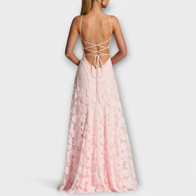 Kairi - Elegante vestido maxi de encaje floral blanco con tirantes de espagueti