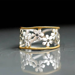 Anillo de flores irregular con patrón hueco