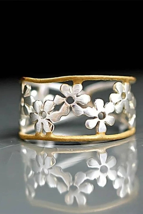 Anillo de flores irregular con patrón hueco