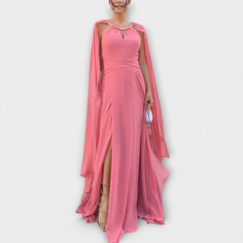 Mabel - Elegante vestido maxi con mangas de capa y alta abertura