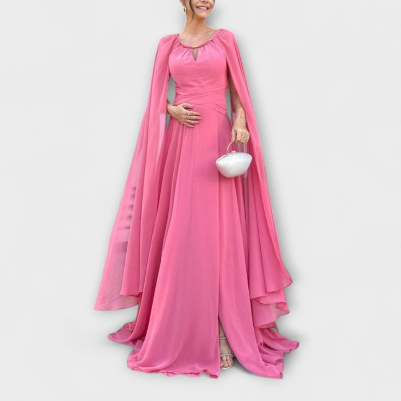 Mabel - Elegante vestido maxi con mangas de capa y alta abertura