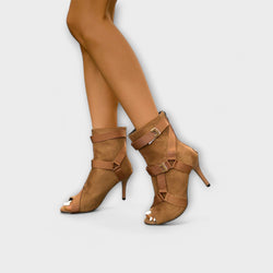 Elegantes sandalias de tacón con punta descubierta