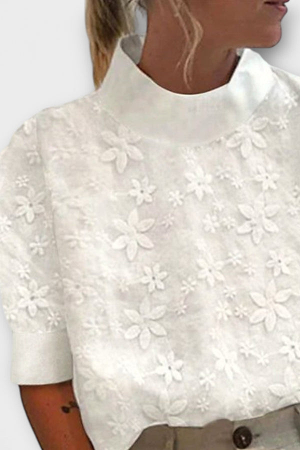 Blusa con cuello alto sencillo bordado
