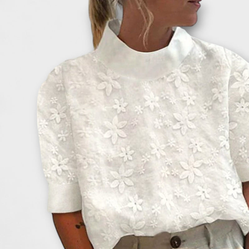 Blusa con cuello alto sencillo bordado