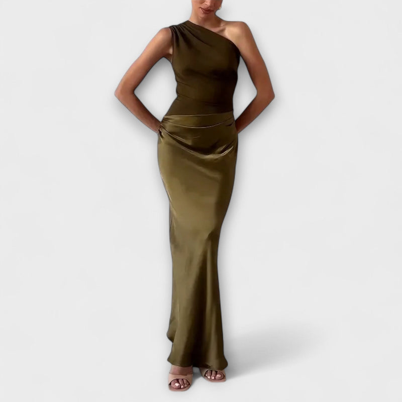 Elegante vestido maxi de un solo hombro con pliegues