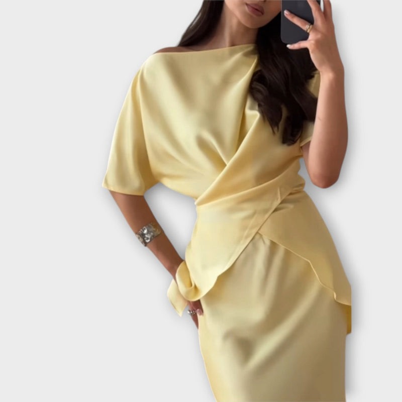 Finja - Top Off-Shoulder con Frente de Nudo y Conjunto de Falda