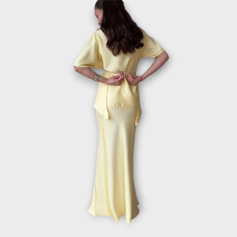 Finja - Top Off-Shoulder con Frente de Nudo y Conjunto de Falda