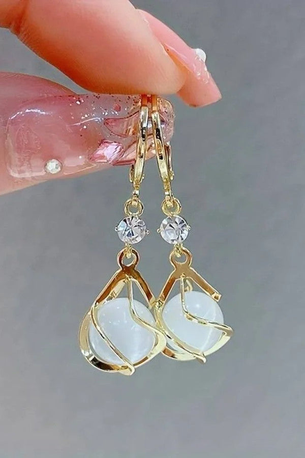 Pendientes de gota de ópalo blanco antiguo en oro
