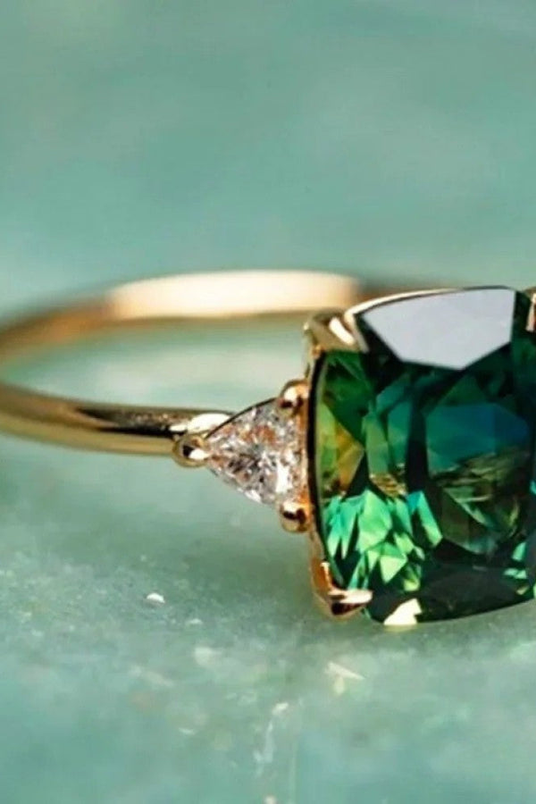 Anillo de oro con zirconita verde