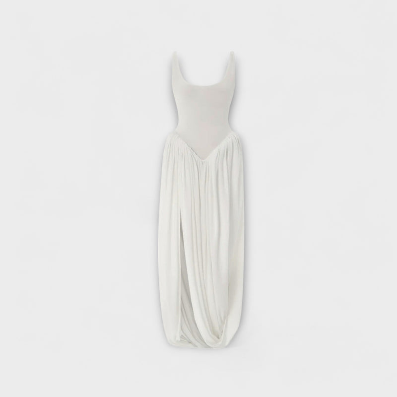Vestido maxi drapeado con falda escultural y abertura lateral