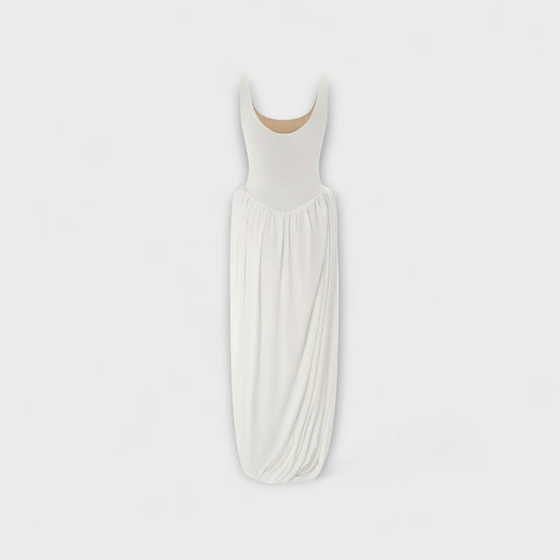 Vestido maxi drapeado con falda escultural y abertura lateral