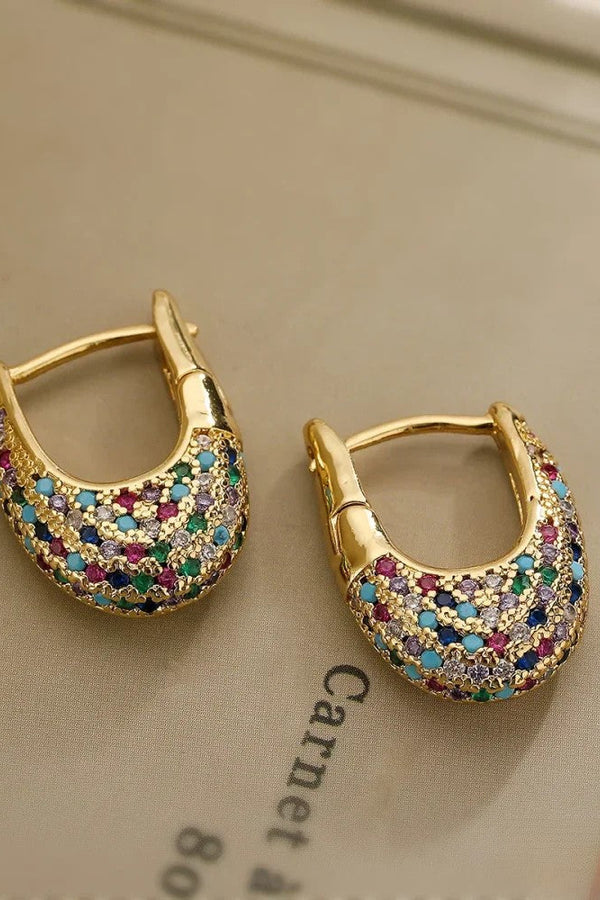 Pendientes coloridos en diseño de incrustación
