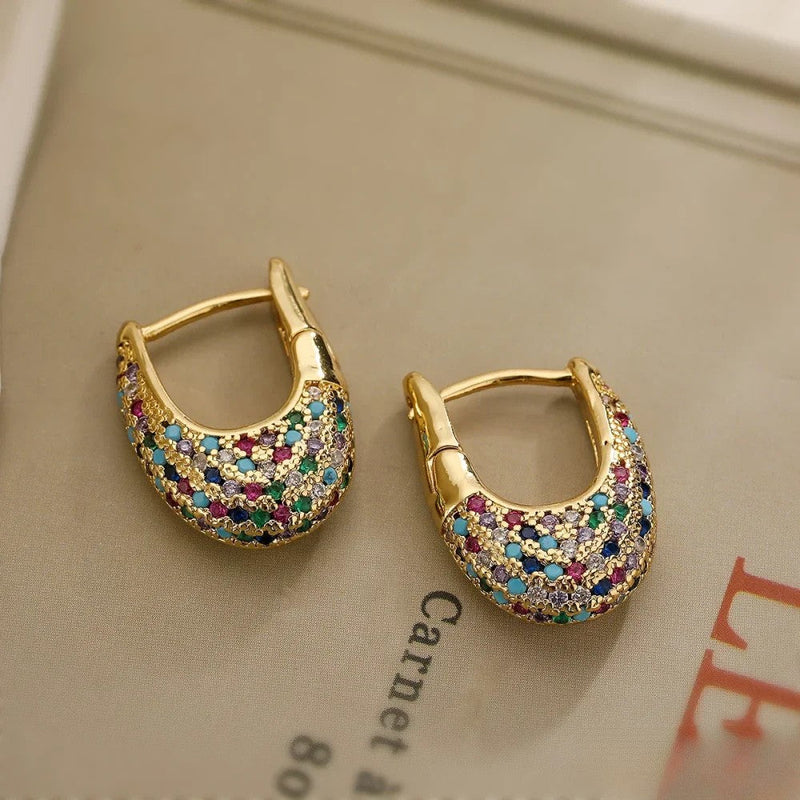 Pendientes coloridos en diseño de incrustación