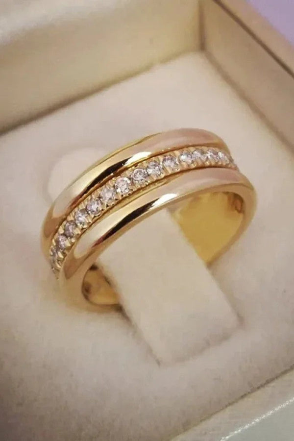Elegante anillo doble con incrustaciones de circonita