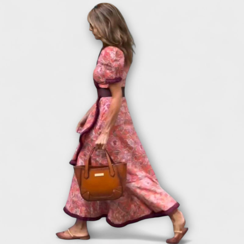 Elegante vestido maxi rosa con mangas cortas