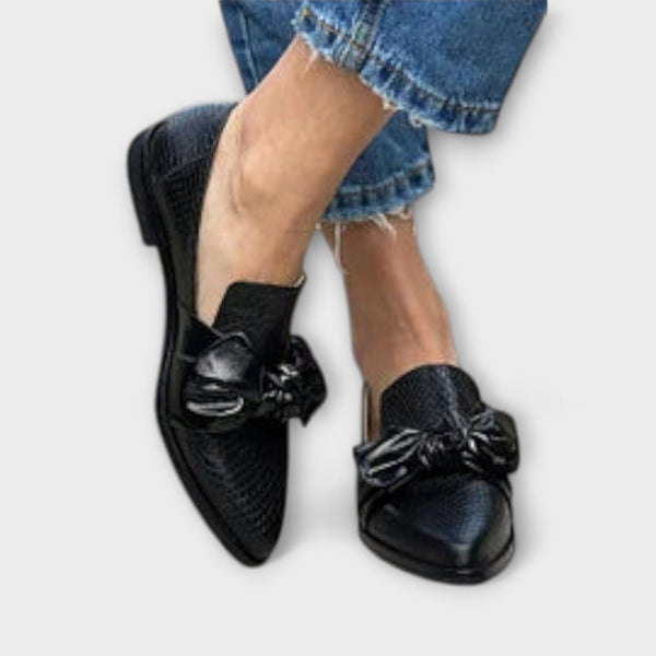 Zinnia – Mocasines Negros con Estampado de Piel de Serpiente y Detalle de Lazo