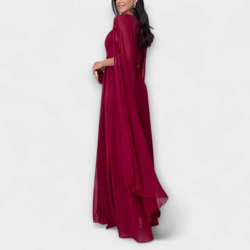 Mabel - Elegante vestido maxi con mangas de capa y alta abertura
