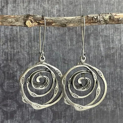 Pendientes de plata retro en diseño de laberinto