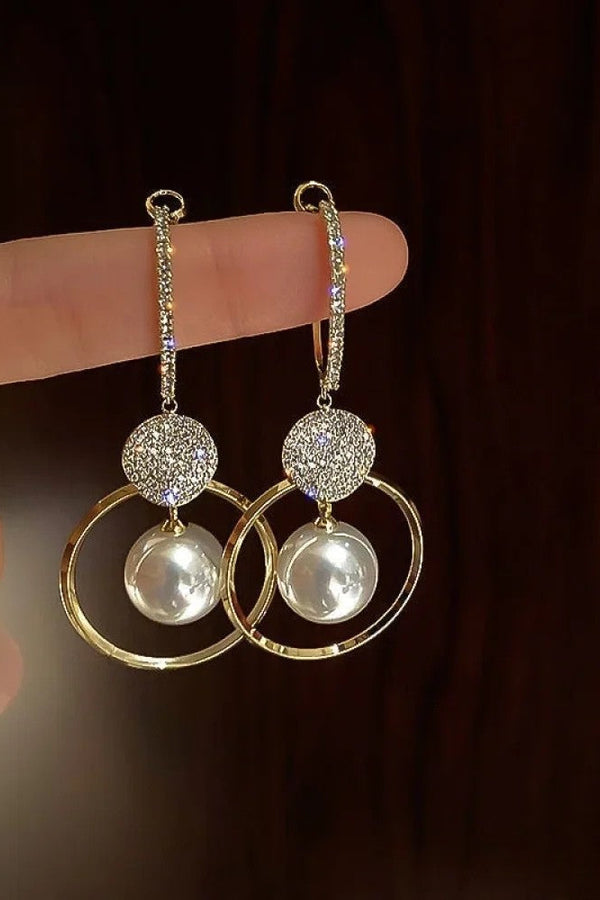 Elegantes aretes con perlas cultivadas y brillantes circones