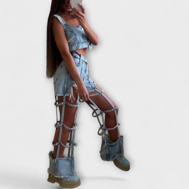 Gaia - Elegante top de denim azul claro con detalles de tirantes y conjunto de pantalones cortos rasgados