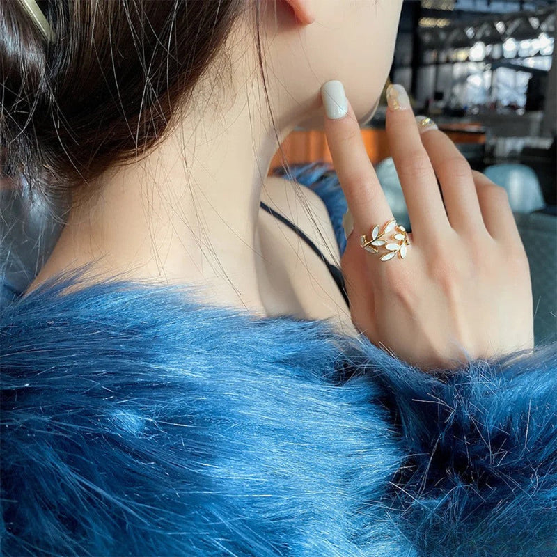 Anillo ajustable con hoja de ópalo blanco