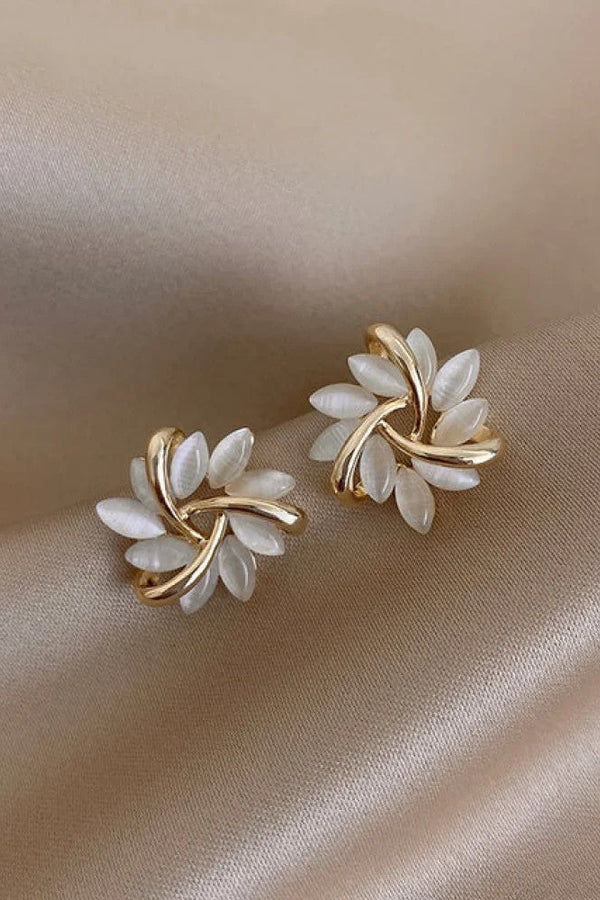 Elegantes pendientes de oro con exquisitos motivos de flores de ópalo