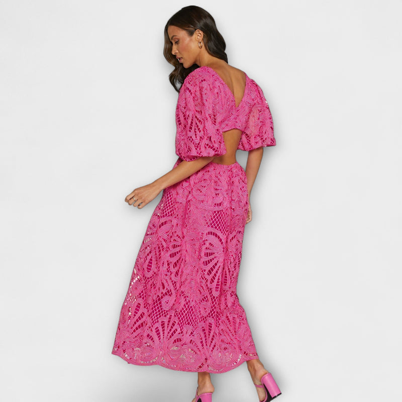 Elegante vestido con delicados detalles