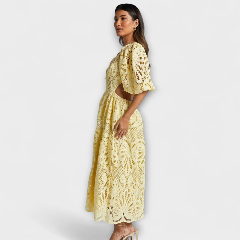 Elegante vestido con delicados detalles