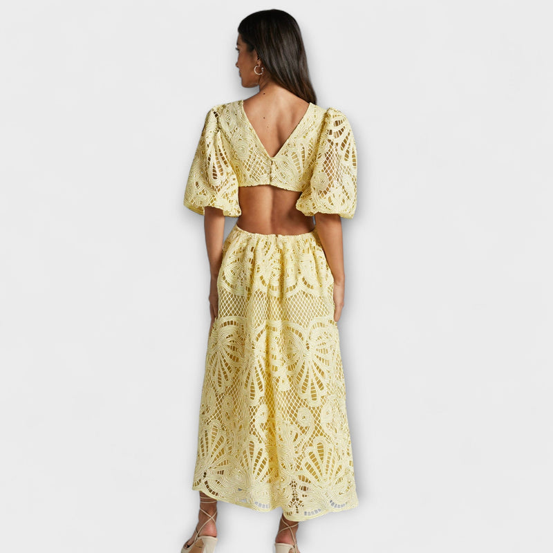Elegante vestido con delicados detalles