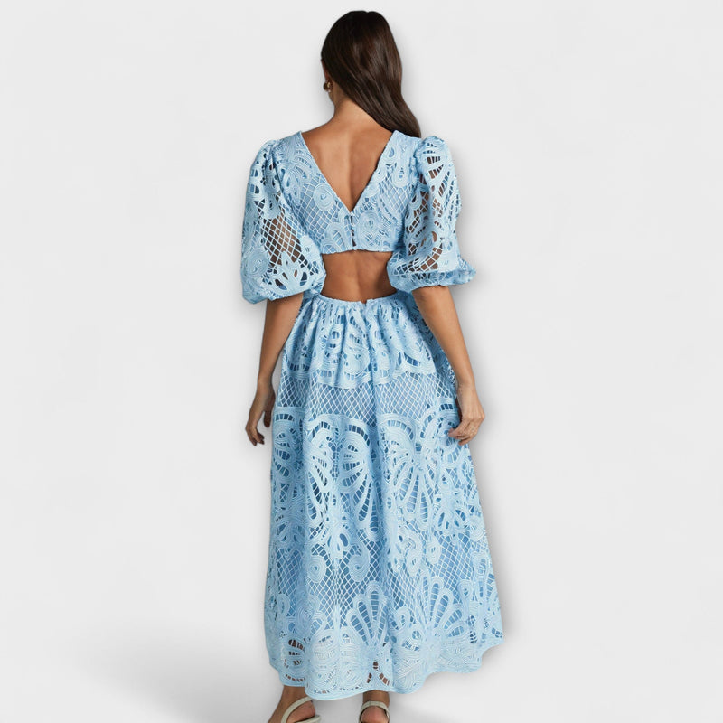 Elegante vestido con delicados detalles