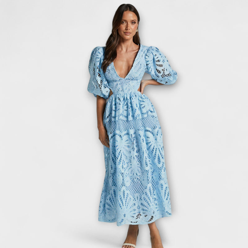Elegante vestido con delicados detalles