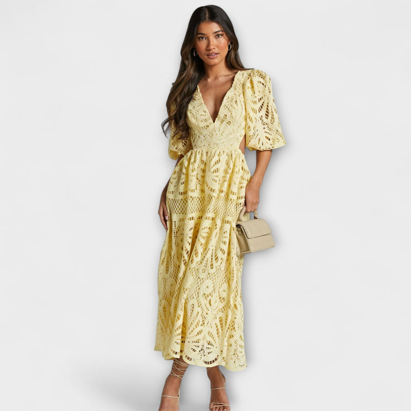 Elegante vestido con delicados detalles