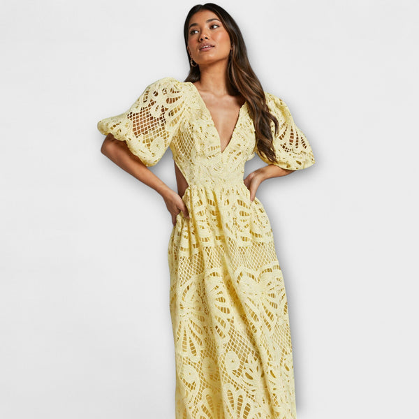 Elegante vestido con delicados detalles