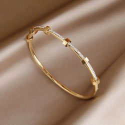 Elegante pulsera en diseño claro