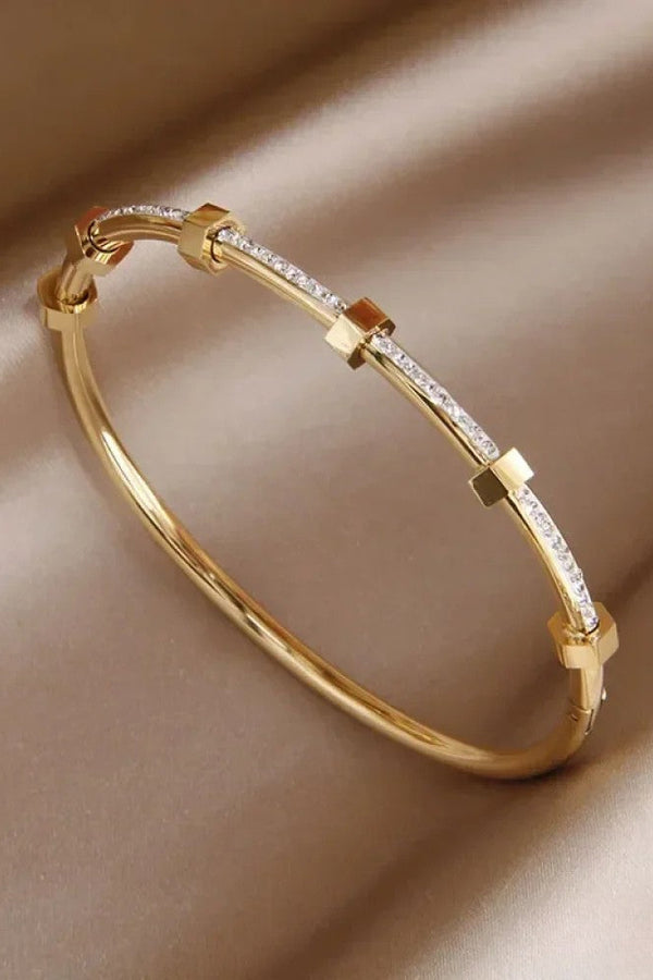Elegante pulsera en diseño claro