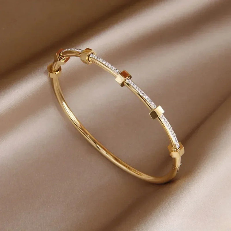 Elegante pulsera en diseño claro