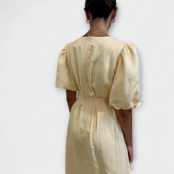 Josephine - Vestido maxi amarillo mantequilla con diseño aireado