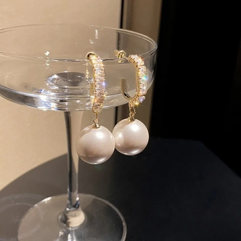 Elegantes pendientes con perlas y circonitas