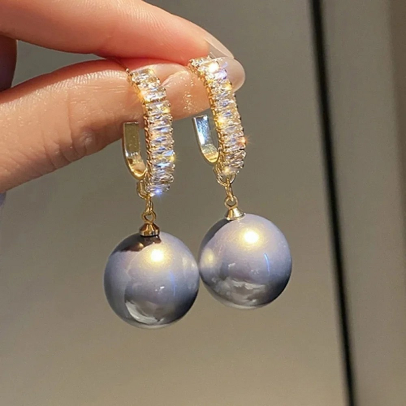 Elegantes pendientes con perlas y circonitas