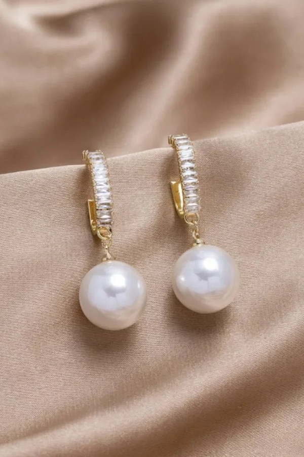 Elegantes pendientes con perlas y circonitas
