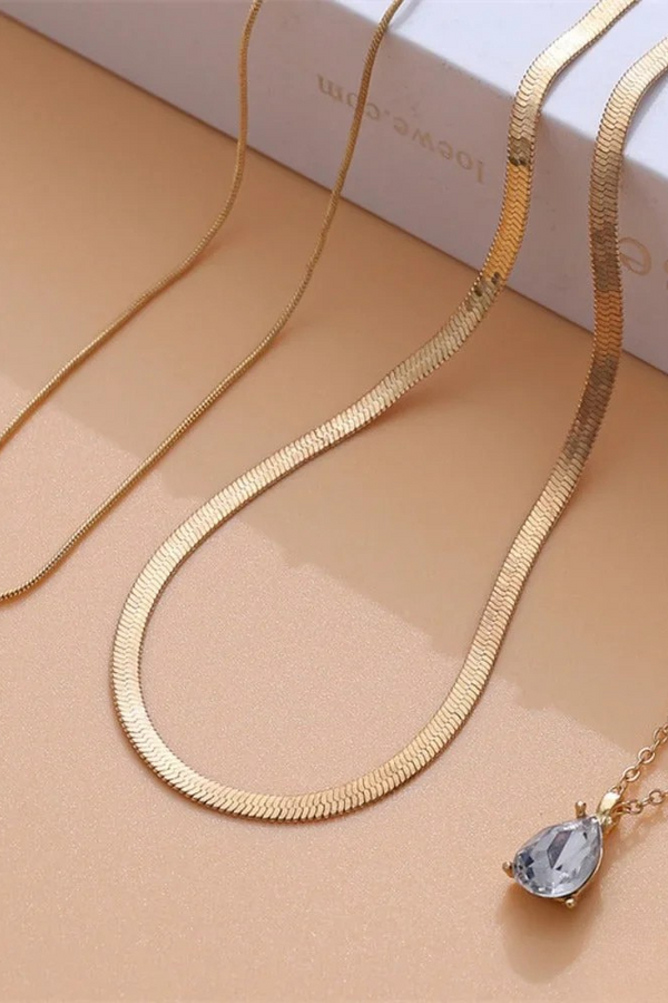 Collar de capa con colgante de circonita