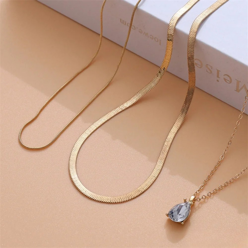 Collar de capa con colgante de circonita