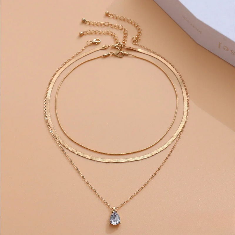 Collar de capa con colgante de circonita