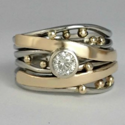 Anillo Clásico de Zirconia Incrustada en Oro