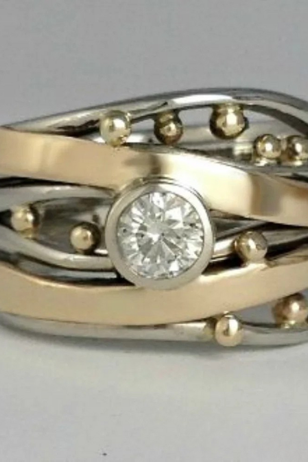 Anillo Clásico de Zirconia Incrustada en Oro