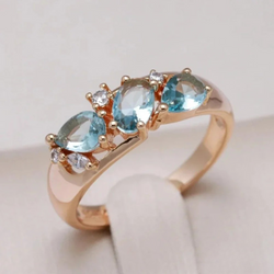 Anillo de oro con circonitas azules